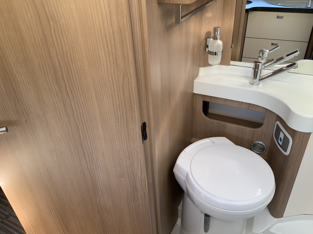 Carthago Malibu I 460 AUTOM&Aacute;TICO 150 CV Integral, Camas longitudinales y Cama abatible, Garaje, Aire acondicionado de motor, Aire acondicionado de techo, Sistema de nivelaci&oacute;n, Centro de autocaravanas en la carretera Marum foto: 22