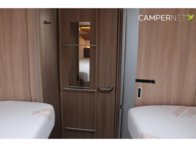 Laika caravans s.p.a. KOSMO 509L 160pk Automaat | Lengtebedden | Gescheiden douche | LPG installatie | Zonnepanelen | Bearlock | Luife foto: 18