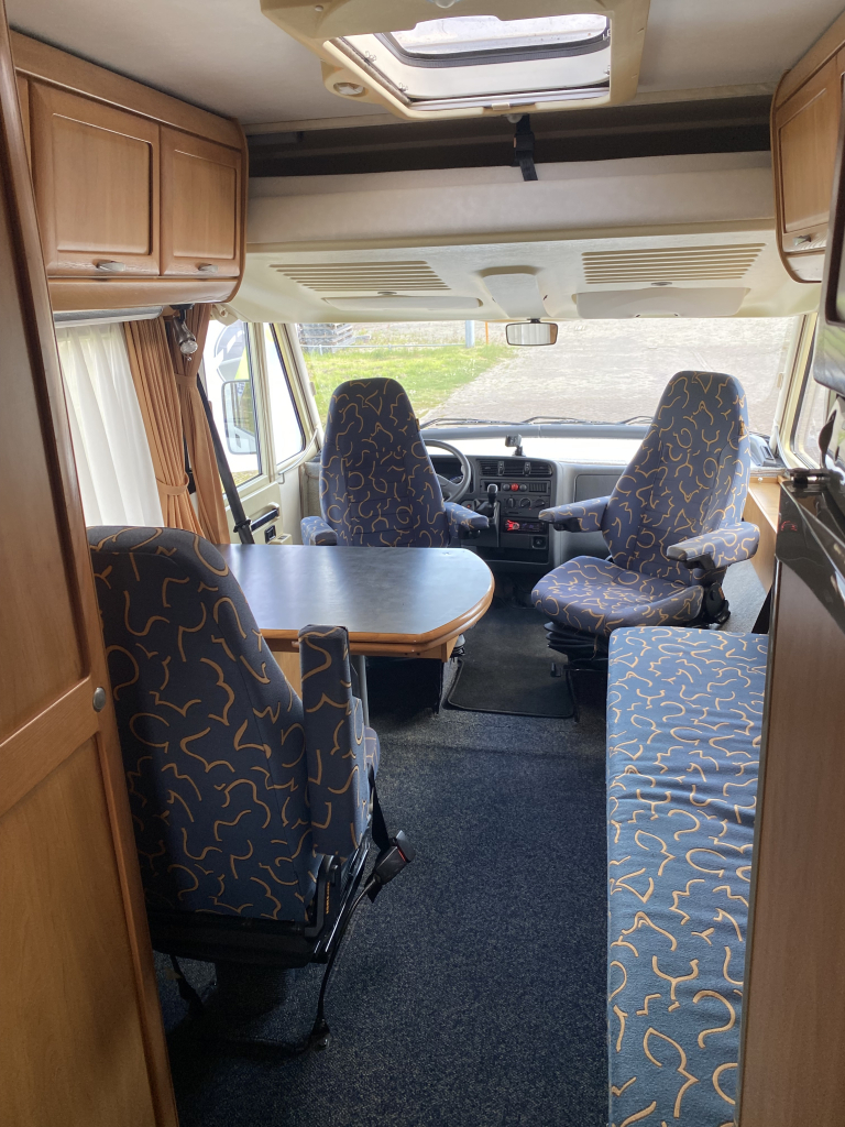 Hymer B 584 2.8 JTD 128 Pk Integraal, Hef-bed voor, Lange-bank, 3 Draaistoelen, Eindkeuken etc. Bj. 2002. B 584 Marum foto: 17