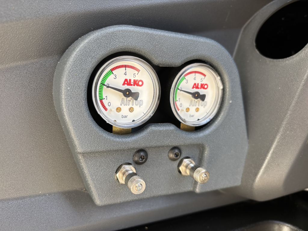 Adria Matrix Plus 670DC QUEENSBED + HEBEBETT + FACE TO FACE Foto: 17