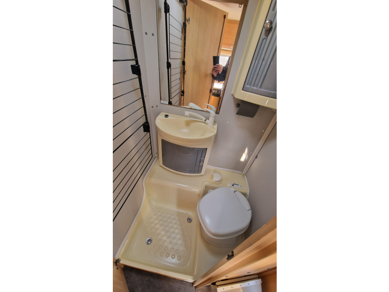 Dethleffs Globebus dwarsbed airco  foto: 10