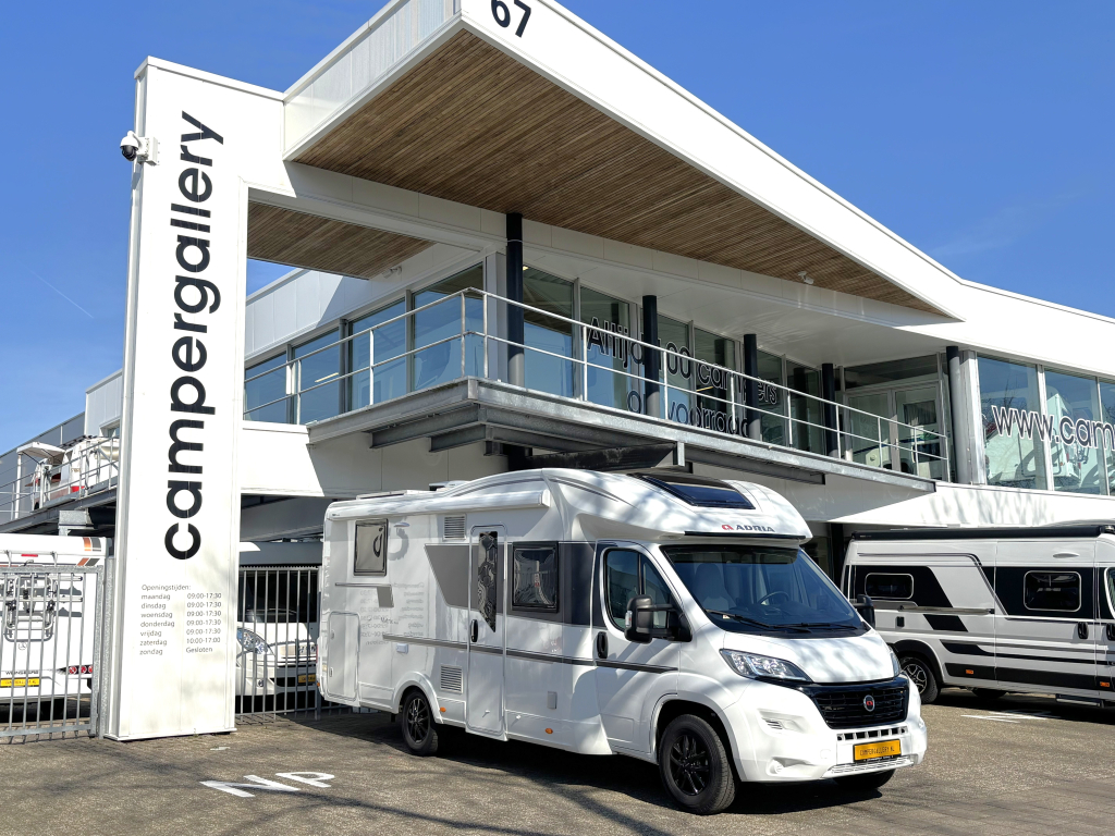 Adria Matrix Plus 670DC QUEENSBED + HEFBED + FACE TO FACE