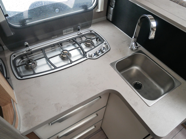 Knaus Sky TI 650 MF, Autom&aacute;tico, Cama francesa, Elevador de bicicletas foto: 12