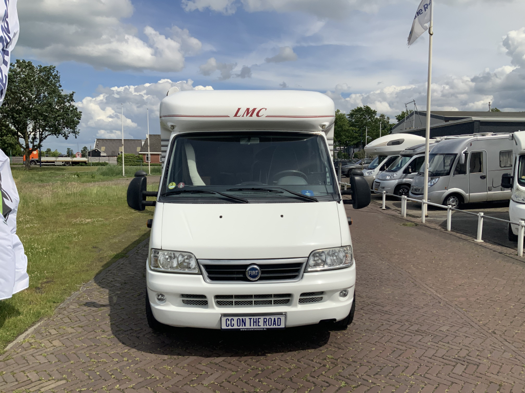 LMC  Fiat Ducato  2,8 JTD  128 PK , AUTOMAAT   Half-integraal ,  Motor-airco , 2 Lengte-bedden ( Laag ) , Alko-chassis  etc. Bj 2003 Camper centrum on the road Marum  foto: 1