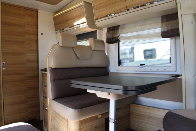 Robuuste Adria Matrix M 670 SK AUTOMAAT 5 gordelplaatsen Queensbed + hefbed (71  foto: 28