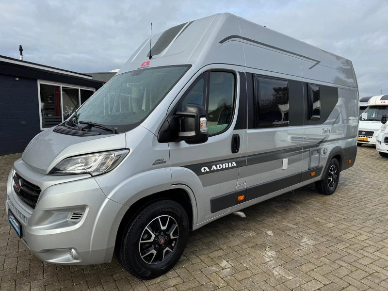 Adria Twin 640 SLX Vastbed top-Indeling  foto: 1