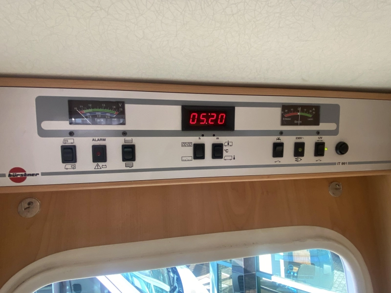 B&uuml;rstner T595 AIRCO 2.8 128 PS Franz&ouml;sisches Bett Foto: 26