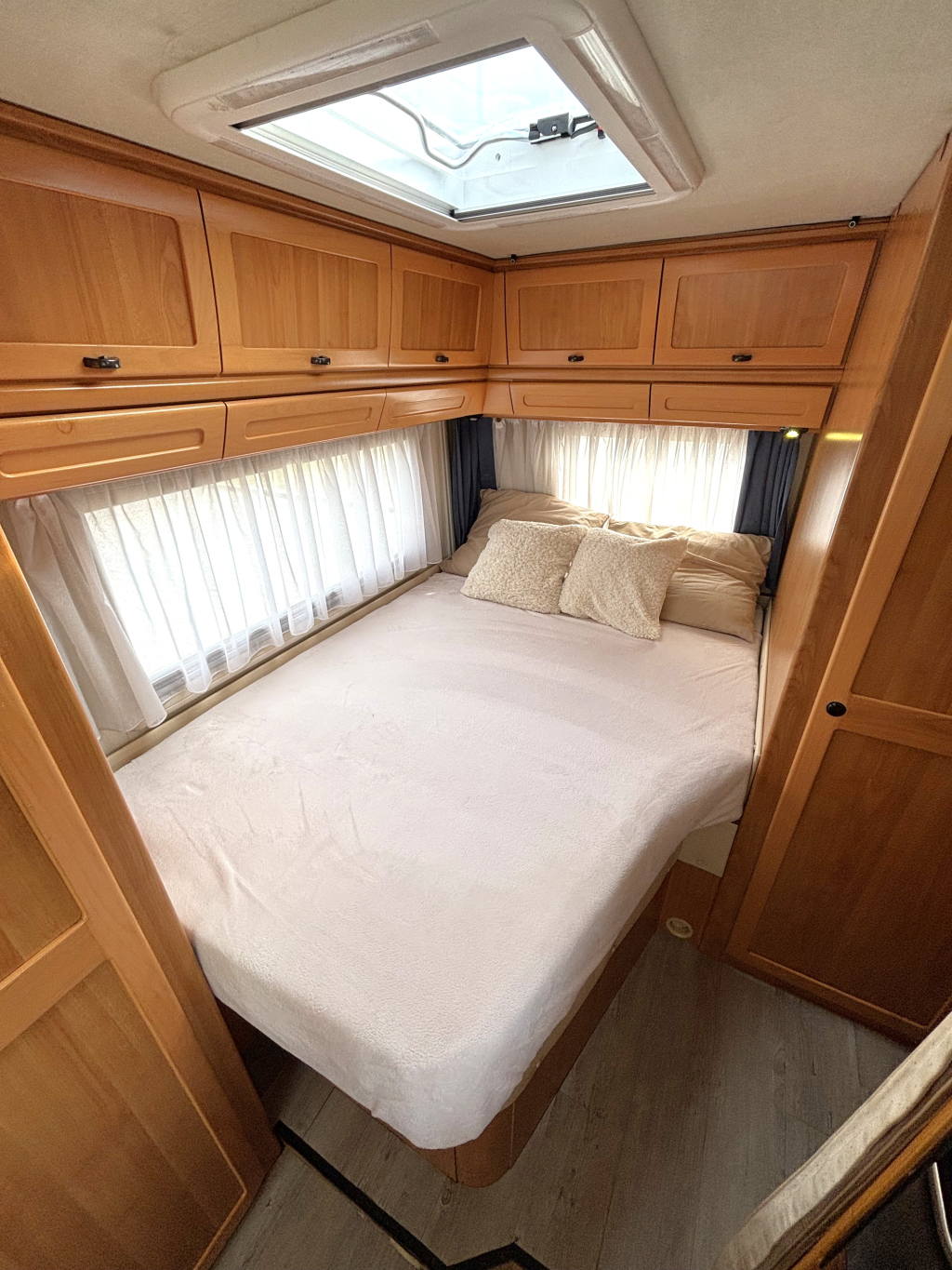 Hymer E 690 DUBBELLUCHT FRANSBED + HEFBED 4X ZONNEPANEEL! foto: 2