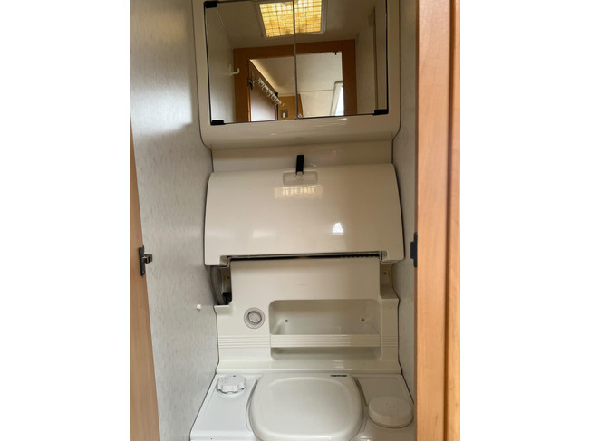 Hobby De Luxe 400 SF | Awning | Bicycle rack | Semi-automatic Mover | Fixed bed | Dinette (Train seat) | Tempo 100 | Shock absorbers photo: 8