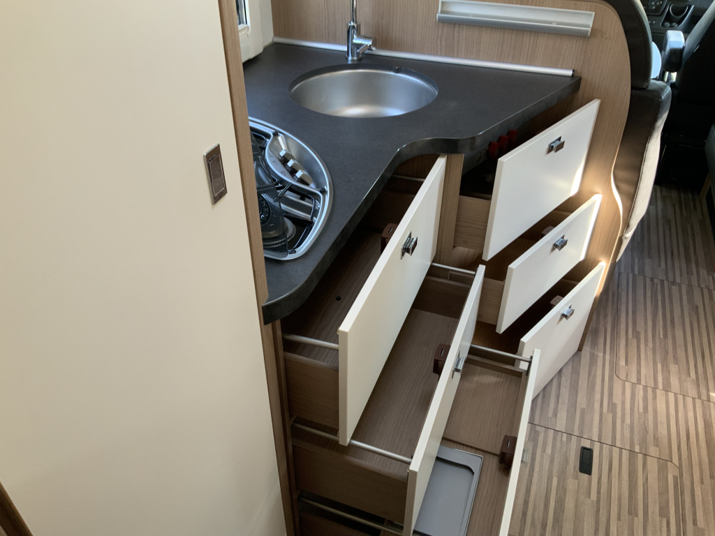 Carthago Malibu I 460 AUTOM&Aacute;TICA 150 CV Integral, Camas longitudinales y Cama abatible, Garaje, Aire acondicionado de motor, Aire acondicionado de techo, Sistema de nivelaci&oacute;n, Camper centrum on the road Marum foto: 16