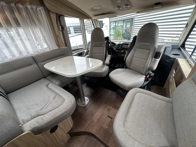 Hymer B698 Queensbed L-seat 150HP TV photo: 18