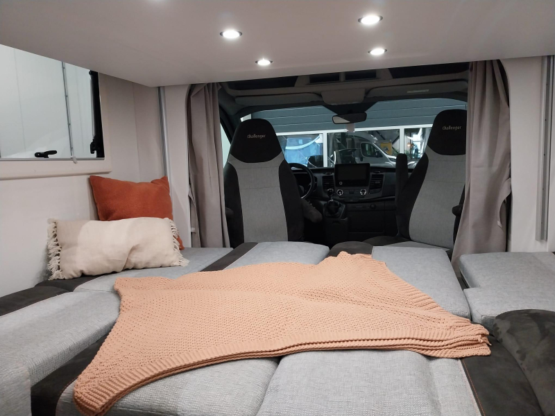 Challenger Start Edition, face to face and pull-down bed! photo: 16