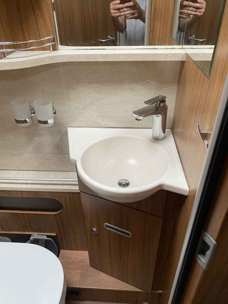 Hymer B 678 PL AUTOM&Aacute;TICO di&eacute;sel de 3 litros con 177 CV, camas longitudinales y cama abatible A&ntilde;o 2016. Centrum On the Road en Noorderringweg 4 en Marum. foto: 25