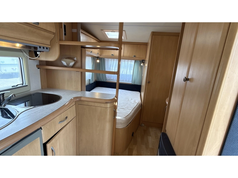 Hobby De luxe Easy 460 UFE cama francesa asiento redondo inodoro foto: 2