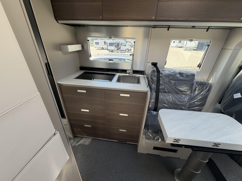 Adria Compact Supreme DL autom&aacute;tico / cama longitudinal foto: 5