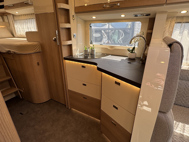 Carthago T 460 KB LE 140 pk AUTOMAAT 9-Traps Euro6 Fiat Ducato **Enkele lengtebedden/Bomvol opties/4 zitplaatsen/Lithium/Zonnepaneel/Omvo foto: 11
