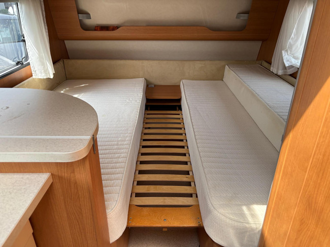 Eifelland Holiday 460 W614700 | 2 Enkele bedden | Mover volautomaat | Voortent met Luifel | Fietsendragers | 3-Pits gasfornuis foto: 17