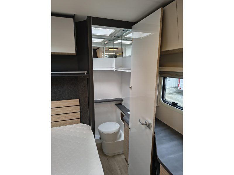 Hobby Optima De Luxe 70 F -Automatique-salle de bain arri&egrave;re photo : 15