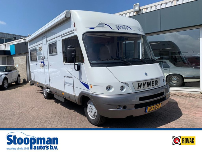 Hymer Tramp S 680 Mercedes AUTOMAAT 9 G Tronic de segunda mano muy joven con camas individuales y cama elevable (56