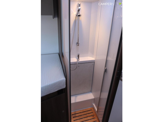 Carado T447 Edition 26 165pk Automaat | Lengtebedden | Luifel | Hefbed | Gescheiden douche | Fietsendrager | 12'' Ford multimediasystee foto: 21