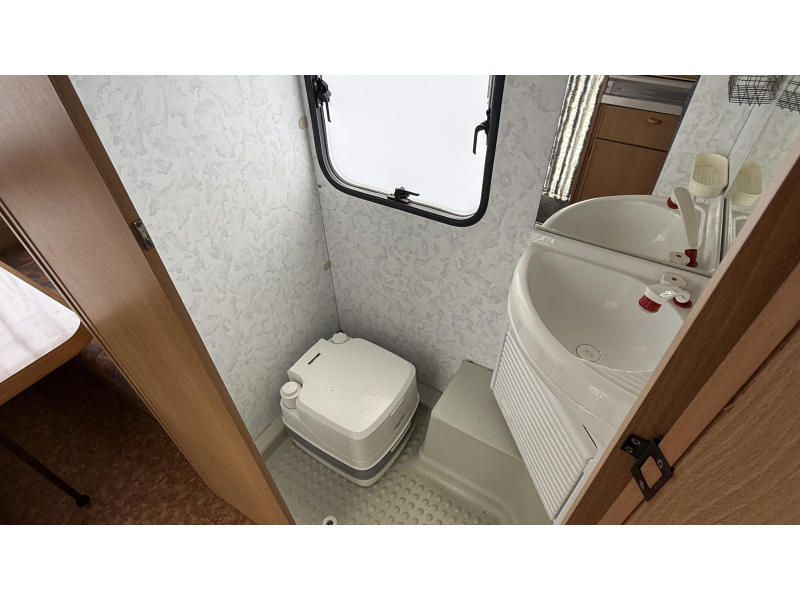 Adria Optima 425 TK Festbett Sitz Toilettenraum Foto: 6