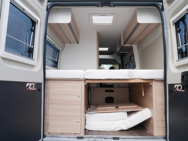 Sunlight Cliff 600 XV, 6 Meter Buscamper, Dwarsbed foto: 20