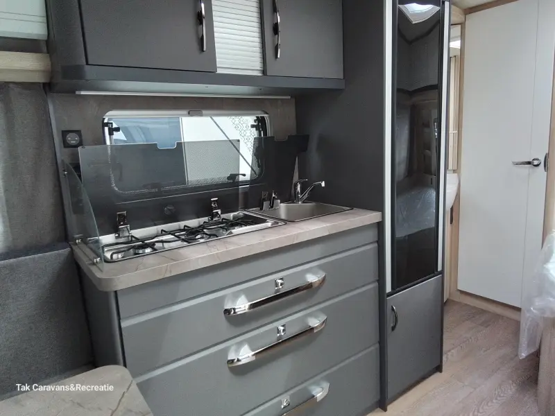 Hobby De Luxe 460 UFE net binnen 