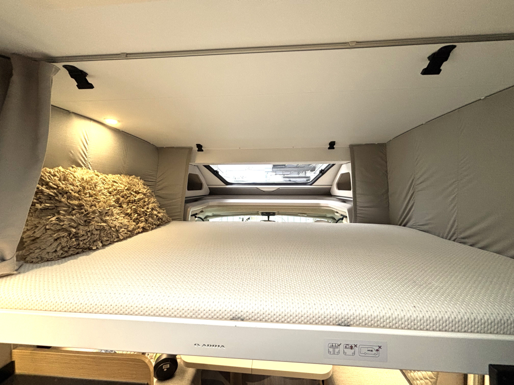Adria Matrix 650 DC QUEENSBED + HEFBED + FACE TO FACE 2023 foto: 4