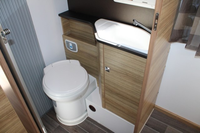 Robuuste Adria Matrix M 670 SK AUTOMAAT 5 gordelplaatsen Queensbed + hefbed (71  foto: 57