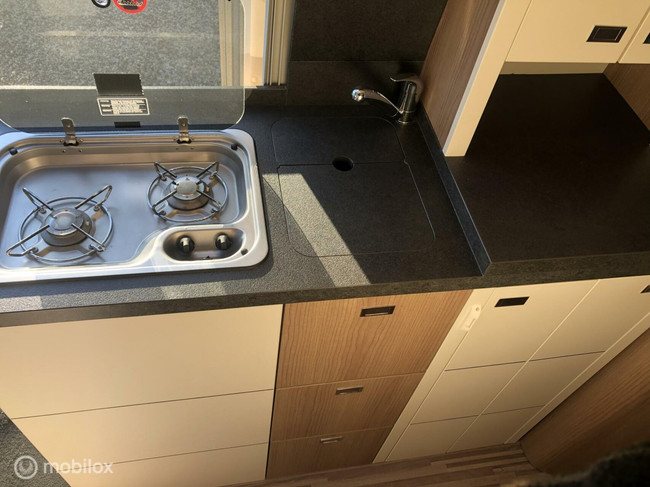 Carthago Malibu 640 Charming GT-Sky-View 160-PK Euro6 Buscamper con camas individuales &iexcl;Excelente estado! foto: 4