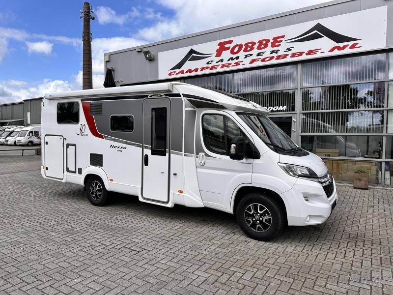 Adria Coral Plus 600 SC Cama tamaño queen y amplia zona de estar