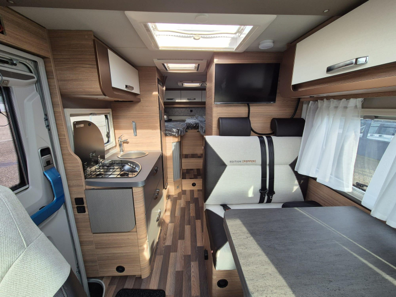 Weinsberg CaraCompact Pepper 600 MEG Combi 6E, panel solar, CE228 foto: 4