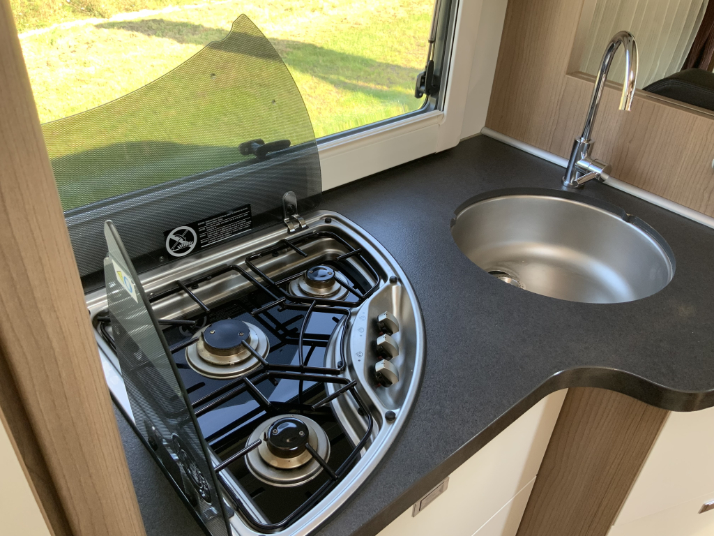 Carthago Malibu I 460 AUTOM&Aacute;TICA 150 CV Integral, Camas longitudinales y Cama abatible, Garaje, Aire acondicionado de motor, Aire acondicionado de techo, Sistema de nivelaci&oacute;n, Camper centrum on the road Marum foto: 15