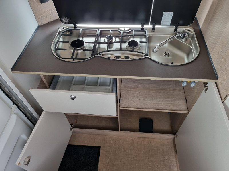 Bürstner Premio Life 425 TS € 1.250,= Acc. voordeel!  foto: 13