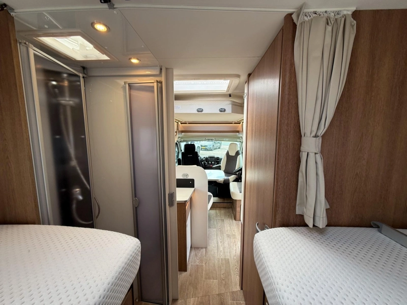 Dethleffs Trend 7057 EB Single Beds and Drop-down Bed photo: 8
