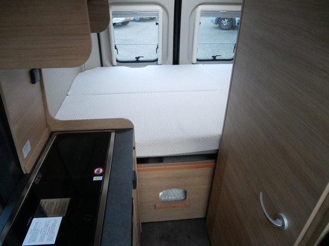 RoadCar (Pössl Groep) R540, Compacte 5.40 Meter Buscamper foto: 17