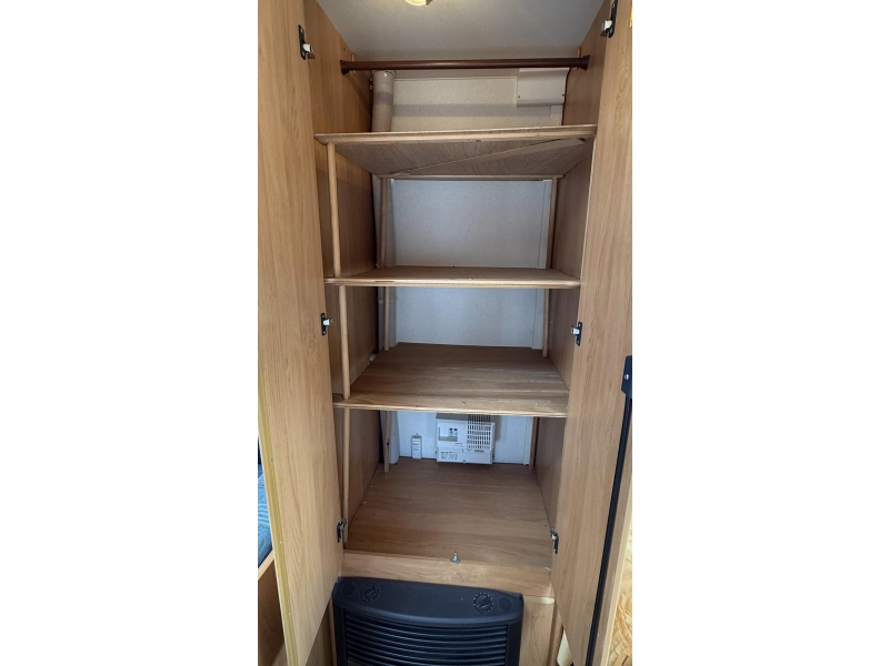 Hobby Excellent Easy 400 SF transverse bed train seat toilet photo: 5