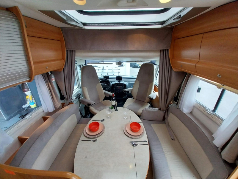 Hymer Eriba met 44497 km en dakairco  foto: 2