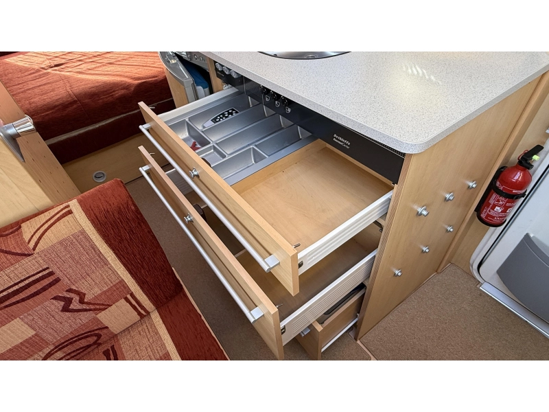 Dethleffs Camper 440 DB dwars bed zit toilet  foto: 9