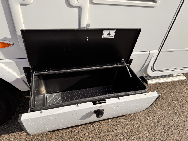 Hymer B-MC T 680 single beds pull-down bed photo: 7