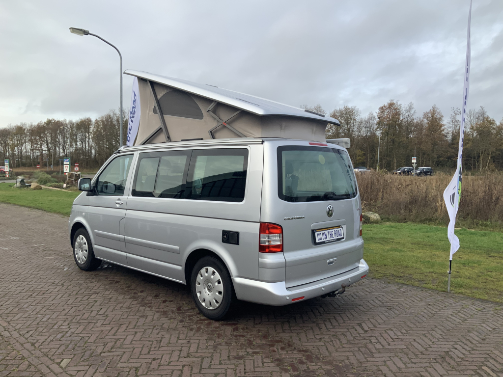 VW Westfalia California 2.5 TDi 130 PS, 5 Sitzpl&auml;tze, 4 Schlafpl&auml;tze, Elektr. Hubdach / Seitent&uuml;r, Bj 2006 Camper Centrum On the Road am Noorderringweg 4 in Marum. Foto: 22
