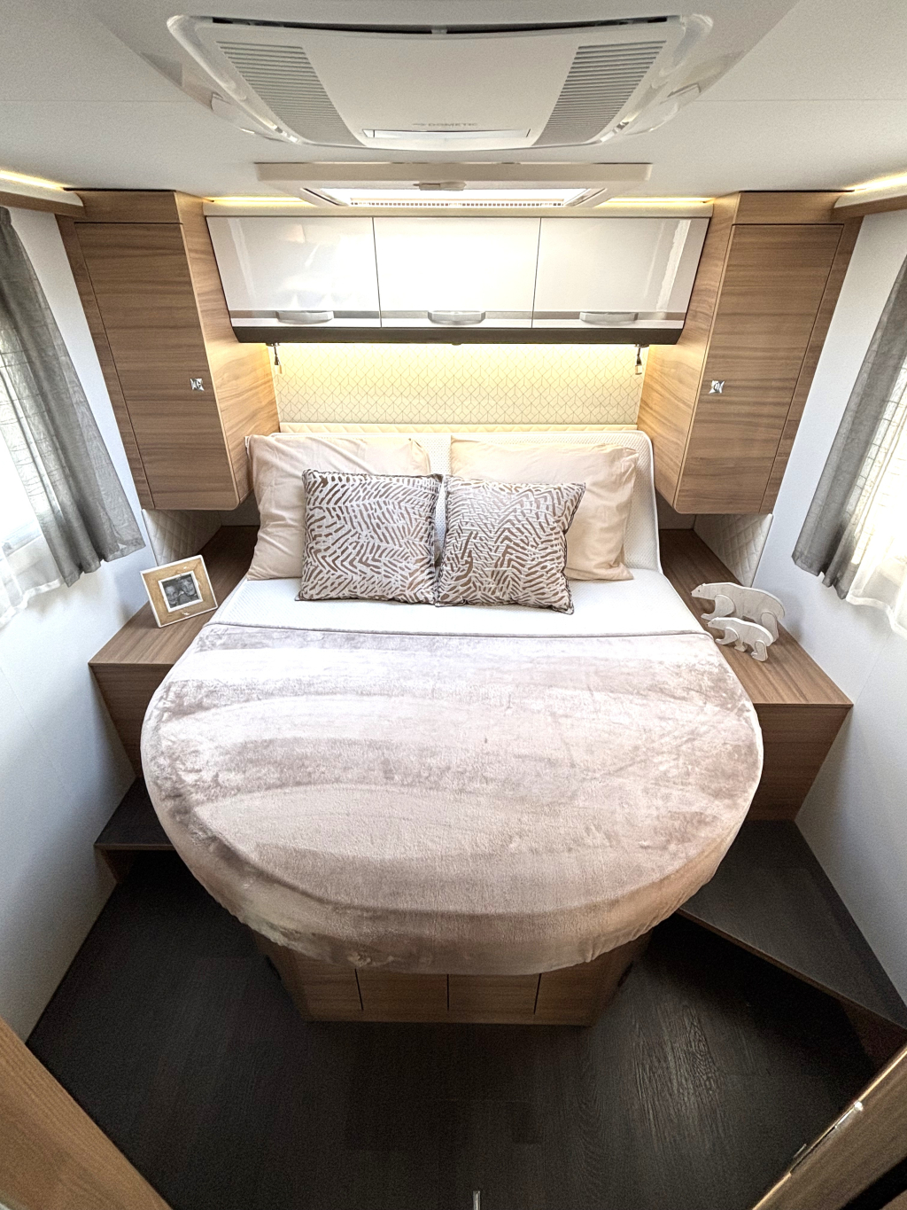 Adria Matrix Plus 670DC QUEENSBED + HEBEBETT + FACE TO FACE Foto: 2