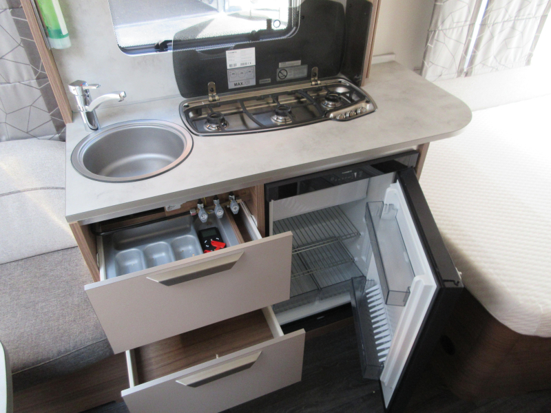 Knaus Sport 450 FU KOMPLETT UND FRANZ&Ouml;SISCHES BETT Foto: 7
