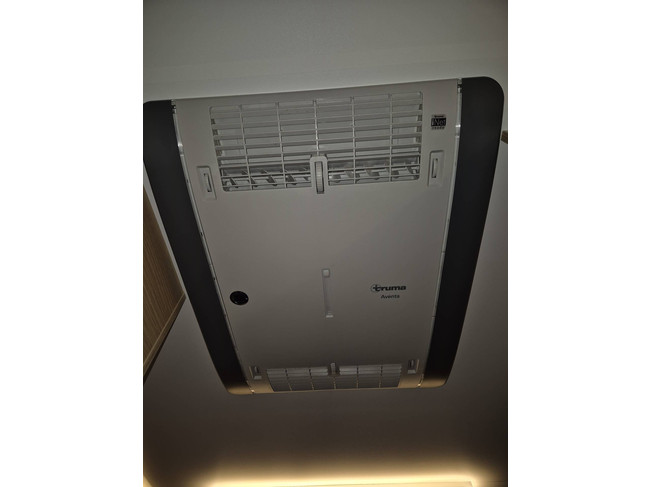 Adria SONIC SUPREME 700DL 161 PK AUTOMAAT SLECHTS 11.366 KM VEEL OPTIES SOLAR AIRCO 16 INCH VELGEN LENGTEBEDDEN HEFBED foto: 18