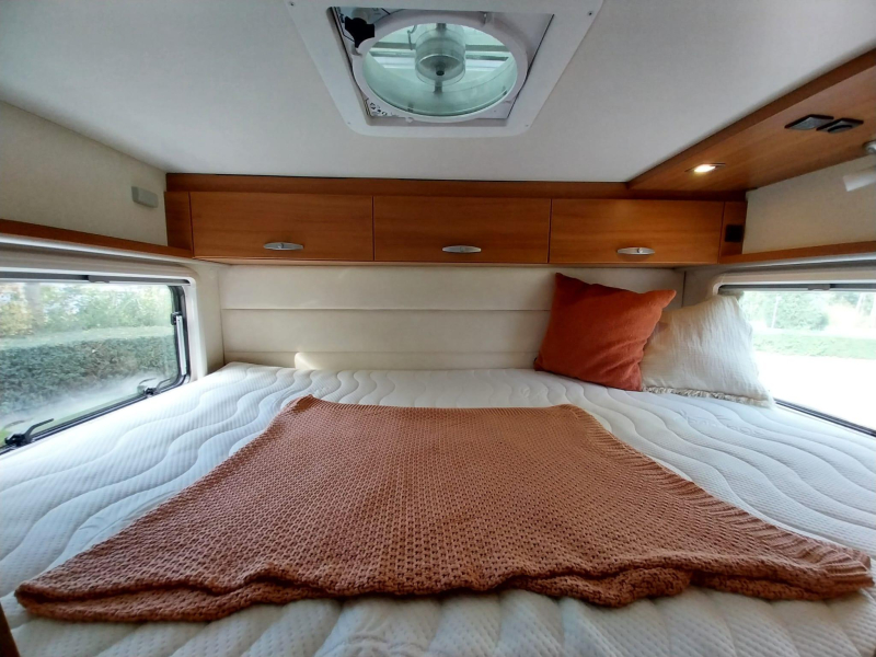 Knaus Sportliner 650 MG met solair en maxxfan  foto: 11