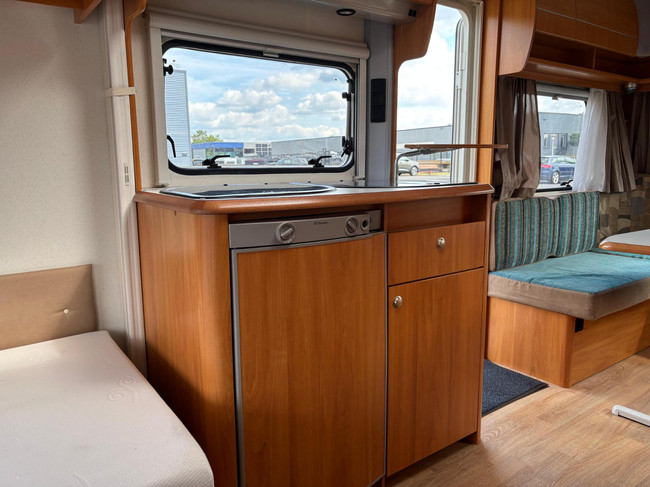 HOME-CAR 526h Racer 470 UE | 2 Enkele bedden | Volautomatische mover | Fietsendrager | Zakluifel | 3-Pits gasfornuis foto: 12