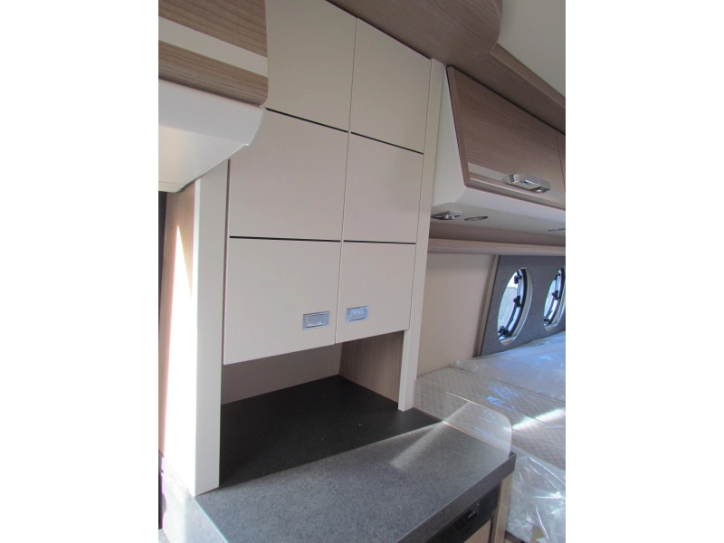 Malibu Diversity GT Skyview 640 LE K Lengtebedden, Automaat  foto: 8