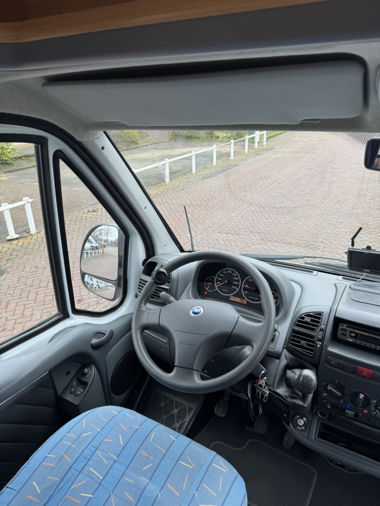 Dethleffs Globebus 1 110 PK, Dwarsbed, halve-treinzit, draaistoelen, Motor airco, nette camper, lengte 6.00 Bj. 2006 Camper centrum on the road Marum  foto: 16