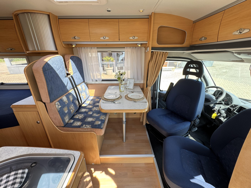 Homecar P 561 Aire acondicionado de motor Cama francesa foto: 1