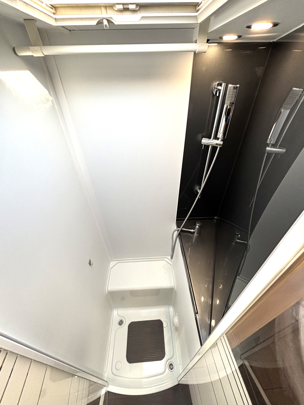 Adria Matrix Plus 670DC QUEENSBED + HEFBED + FACE TO FACE foto: 10